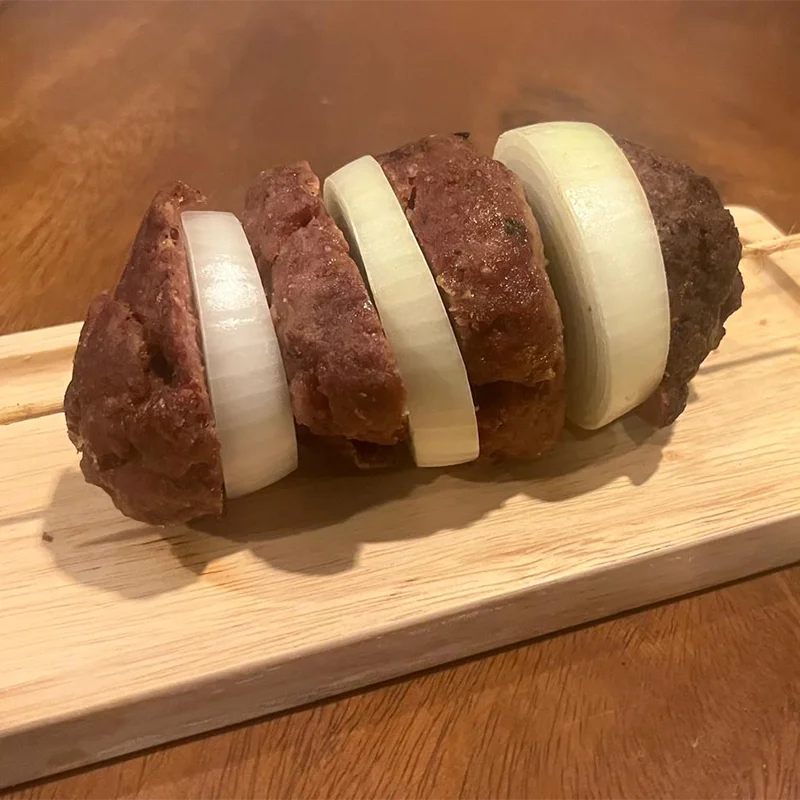 Grizzly Berenklauw – fried beef meatball with onion rings